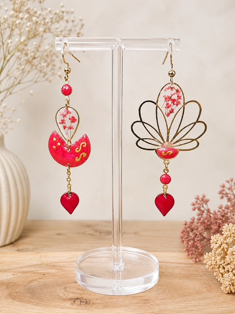 Création artisanale Cataqua Bijoux avec des fleurs naturelles rouges