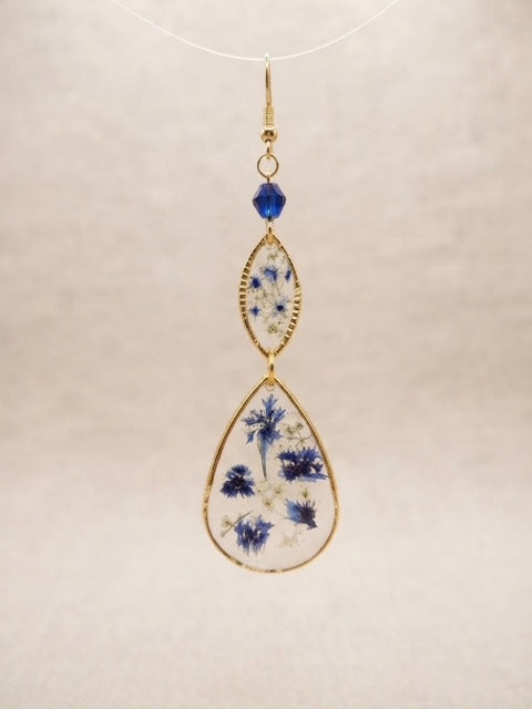 Boucles d’oreilles pendantes « Éclat Saphir » en résine et fleurs naturelles