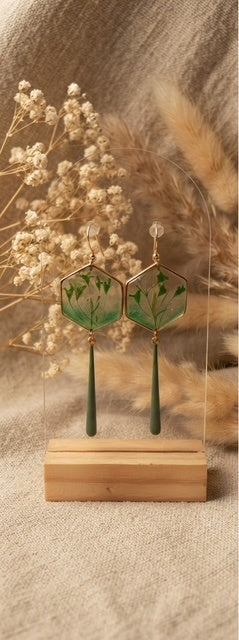 Boucles d’oreilles botaniques « Émeraude Végétale » en résine et fleurs naturelles