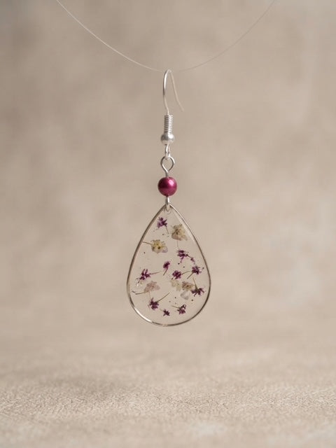 Boucles d’oreilles pendantes « Douceur Pourprée » en résine et fleurs naturelles